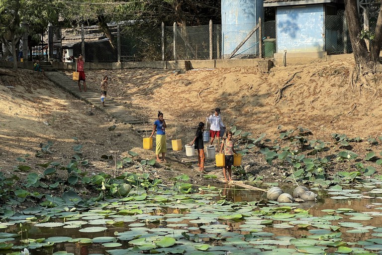 ရန်ကုန်မြစ်တစ်ဘက်ကမ်း ဒလမြို့နယ်တွင် နေထိုင်သည့် ပြည်သူများ သောက်သုံးရေခပ်ယူနေကြသည်အား ၂၀၂၃ ခုနှစ် မေလ ၂ ရက်နေ့က တွေ့ရစဉ်။ (Photo: RFA)