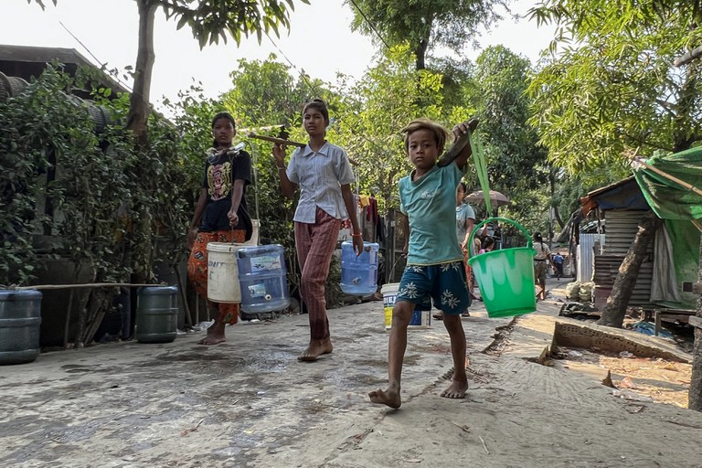 ရန်ကုန်မြစ်တစ်ဘက်ကမ်း ဒလမြို့နယ်တွင် နေထိုင်သည့် ပြည်သူများ သောက်သုံးရေခပ်ယူနေကြသည်အား ၂၀၂၃ ခုနှစ် မေလ ၂ ရက်နေ့က တွေ့ရစဉ်။ (Photo: RFA)
