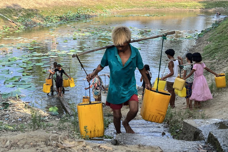 ရန်ကုန်မြစ်တစ်ဘက်ကမ်း ဒလမြို့နယ်တွင် နေထိုင်သည့် ပြည်သူများ သောက်သုံးရေခပ်ယူနေကြသည်အား ၂၀၂၃ ခုနှစ် မေလ ၂ ရက်နေ့က တွေ့ရစဉ်။ (Photo: RFA)