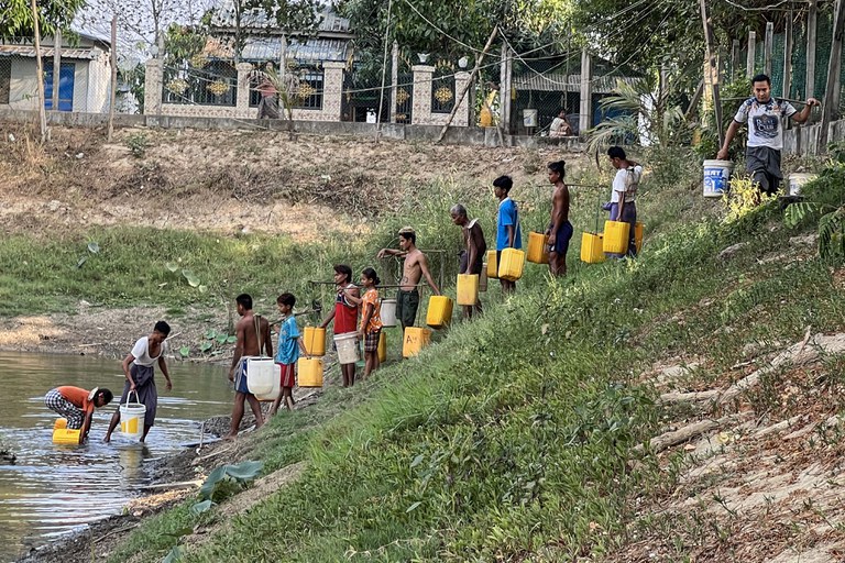 ရန်ကုန်မြစ်တစ်ဘက်ကမ်း ဒလမြို့နယ်တွင် နေထိုင်သည့် ပြည်သူများ သောက်သုံးရေခပ်ယူနေကြသည်အား ၂၀၂၃ ခုနှစ် မေလ ၂ ရက်နေ့က တွေ့ရစဉ်။ (Photo: RFA)