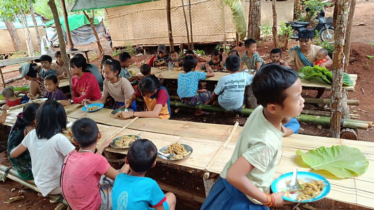 ကယားပြည်နယ်၊ ဒီးမော့ဆိုမြို့နယ်က ကျောင်းနေအရွယ် ကလေးငယ်တွေကို ၂၀၂၃ ခုနှစ် မေ ၁၀ ရက်နေ့က တွေ့ရစဉ်။ (Photo : kamLatt-Kayah IDPs Assistance Network)