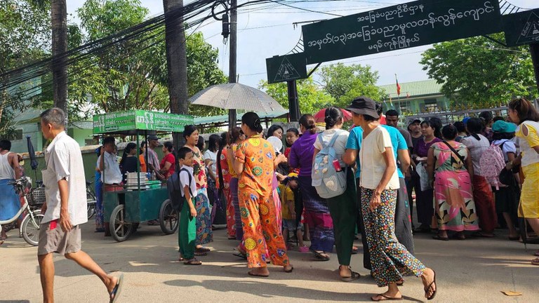 ရန်ကုန်တိုင်း၊ မရမ်းကုန်းမြို့နယ် အ.မ.က (၁၃) တွင် ကျောင်းက ကျောင်းသူ၊ ကျောင်းသားတွေနဲ့ မိဘတွေကို ၂၀၂၃ ခုနှစ် ဇွန် ၁ ရက်နေ့က တွေ့ရစဉ်။ (Photo : RFA)