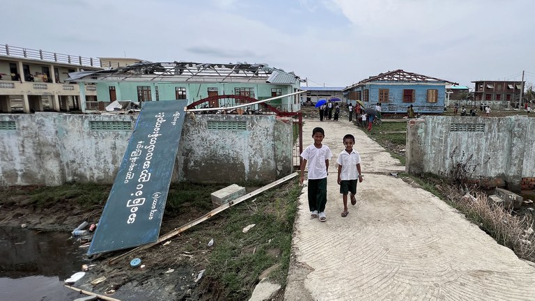 မုန်တိုင်းကြောင့်ပျက်စီးနေတဲ့ စစ်တွေမြို့နယ် ကျေးတောရွာ အလယ်တန်းကျောင်းနဲ့ ကျောင်းသား နှစ်ဦးကို  ၂၀၂၃ ခုနှစ်၊ ဇွန်လ ၁ ရက်နေ့က တွေ့ရစဉ်။(Photo : RFA)
