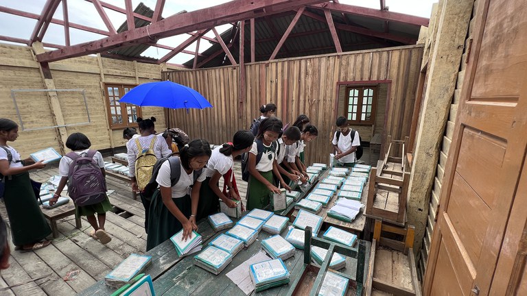 စစ်တွေမြို့နယ် ကျေးတောရွာ အလယ်တန်းကျောင်းမှ ကျောင်းသူ၊ ကျောင်းသားများအား ၂၀၂၃ ခုနှစ်၊ ဇွန်လ ၁ ရက်နေ့က တွေ့ရစဉ်။(Photo : RFA)
