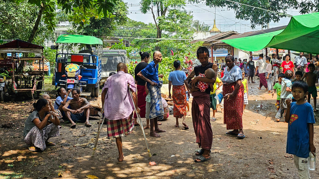 ပဲခူးမြို့ရှိ ယာယီရေဘေးရှောင်စခန်းတွင် ခိုလှုံနေသူများအား ၂၀၂၃ ခုနှစ်၊ သြဂုတ်လ ၁၃ ရက်နေ့က တွေ့ရစဉ်။ (Photo: RFA)