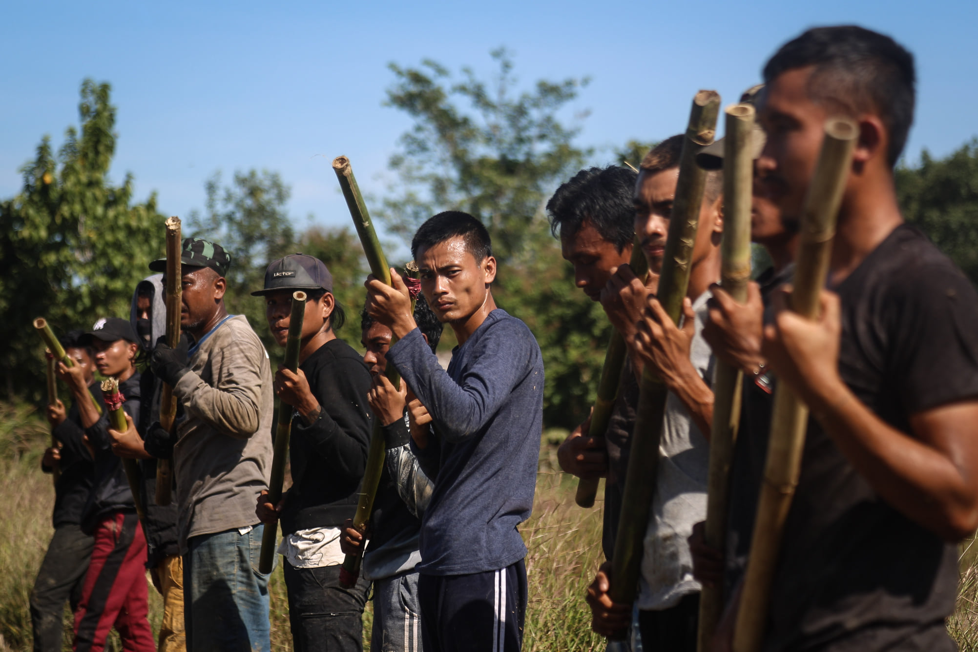 အာဏာသိမ်းပြီး အစောပိုင်းရက်တွေမှာ တခြားပြည်သူတွေနည်းတူ ငြိမ်းငြိမ်းချမ်းချမ်း ဆန္ဒပြခဲ့ပေမယ့်၊ စစ်ကောင်စီက လက်နက်အင်အားသုံး ပစ်ခတ်သတ်ဖြတ်မှုတွေကြောင့် လူထောင်နဲ့ချီ သေဆုံးခဲ့ပြီး နောက်မှာတော့ စစ်အာဏာရှင်ကို လက်နက်နဲ့ပဲ တိုက်ထုတ်နိုင်မယ်လို့ ယုံကြည်တဲ့အတွက် လက်နက်ကိုင်ဖို့ ရွေးချယ်ခဲ့တာလို့ ကိုမြဖြိုးကိုက ပြောပါတယ်။