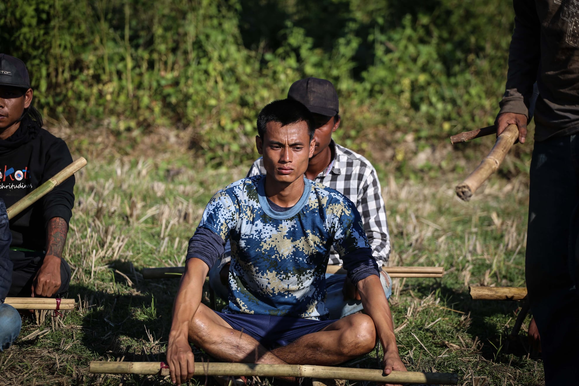 မြန်မာ့လွတ်လပ်ရေးခေါင်းဆောင် ဗိုလ်ချုပ်အောင်ဆန်းအကြောင်း ရိုက်ကူးတဲ့ ရုပ်ရှင်ဇာတ်လမ်းတစ်ခုမှာ ဗိုလ်ချုပ်နေရာက ပါဝင်သရုပ်ဆောင်ထားတဲ့ ကိုမြဖြိုးကိုဟာ စစ်တပ်က အာဏာသိမ်းပြီးနောက်မှာ လက်နက်ကိုင်လမ်းစဉ်ကို ရွေးချယ်ခဲ့ပြီး တောတွင်းတစ်နေရာမှာ စစ်ရေး လေ့ကျင့်နေပါတယ်။