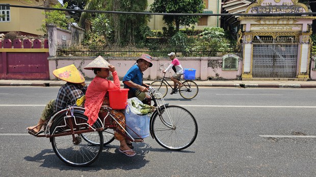 ဝမ်းရေးအတွက် နေအပူကို အန်တုနေကြရသူများ