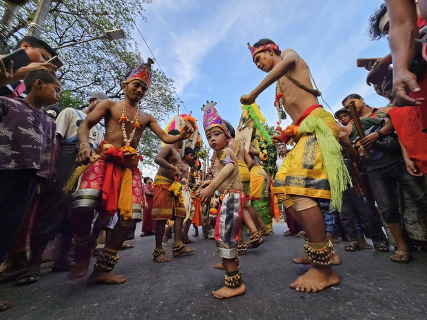 ရန်ကုန်မြို့က ဟိန္ဒူရိုးရာ ဓားတက်ပူဇော်ပွဲ ရန်ကုန်မြို့က ဟိန္ဒူရိုးရာ ဓားတက်ပူဇော်ပွဲ