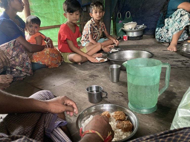 မောင်တောမြို့မအရှေ့(၄)ရပ်ကွက်တွင် နေထိုင်ကြသည့် ဟိန္ဒူဒုက္ခသည်များကို ၂၀၂၃ ခုနှစ် စက်တင်ဘာ ၁၄ ရက်နေ့က တွေ့ရစဉ်။ (Photo: RFA)