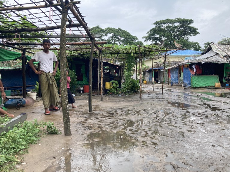 ဟိန္ဒူဒုက္ခသည်များနေထိုင်ကြသည့် မောင်တောမြို့မအရှေ့(၄)ရပ်ကွက်မှ တာပေါ်လင်စအမိုးအကာနဲ့ တဲအိမ်ငယ်များကို ၂၀၂၃ ခုနှစ် စက်တင်ဘာ ၁၄ ရက်နေ့က တွေ့ရစဉ်။ (Photo: RFA)