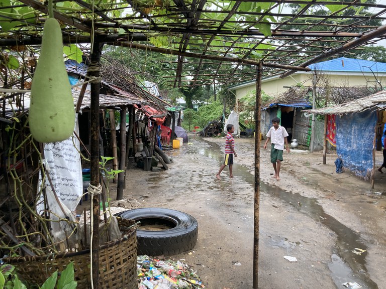 ဟိန္ဒူဒုက္ခသည်များနေထိုင်ကြသည့် မောင်တောမြို့မအရှေ့(၄)ရပ်ကွက်မှ တာပေါ်လင်စအမိုးအကာနဲ့ တဲအိမ်ငယ်များကို ၂၀၂၃ ခုနှစ် စက်တင်ဘာ ၁၄ ရက်နေ့က တွေ့ရစဉ်။ (Photo: RFA)