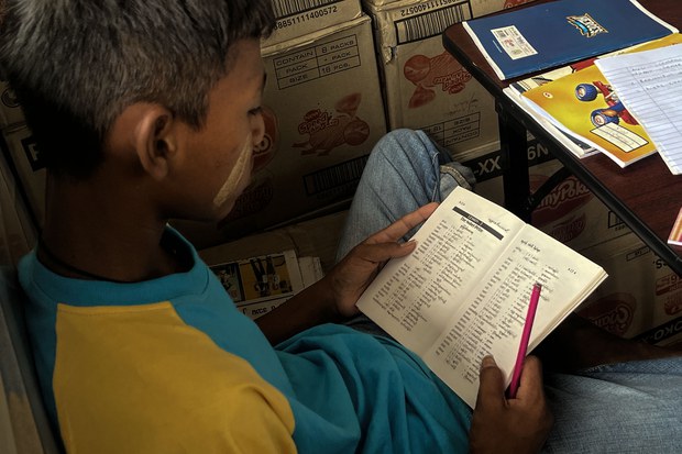 ရေရှည်ရပ်တည်ဖို့ ခက်ခဲလာနေတဲ့ HIV/AIDS ဂေဟာ