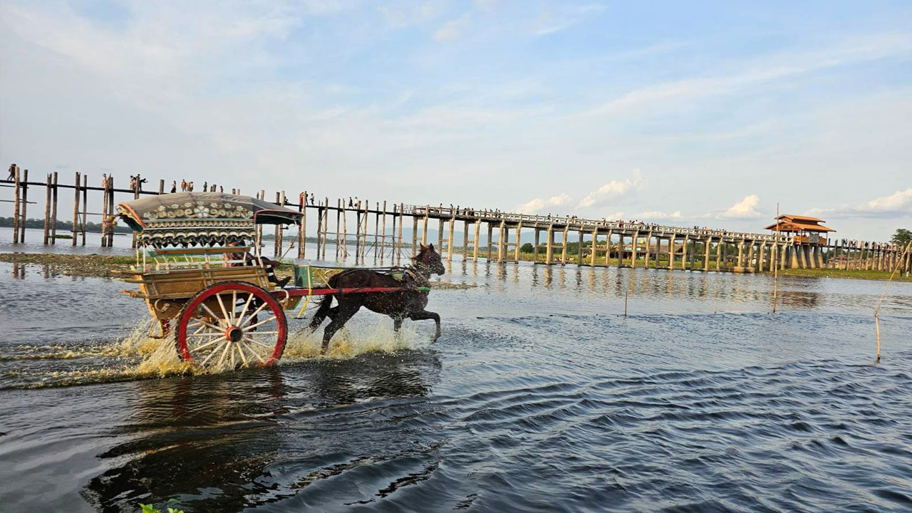 မန္တလေးမြို့၊ အမရပူရမြို့နယ်၊ တောင်သမန်အင်းတွင် မောင်းနှင်နေသည့် မြန်မာ့ရိုးရာမြင်းလှည်းတစ်စီးကို ၂၀၂၃ ခုနှစ်၊ ဇွန်လ ၁၇ ရက်နေ့က တွေ့ရစဉ်။ (Photo: RFA)
