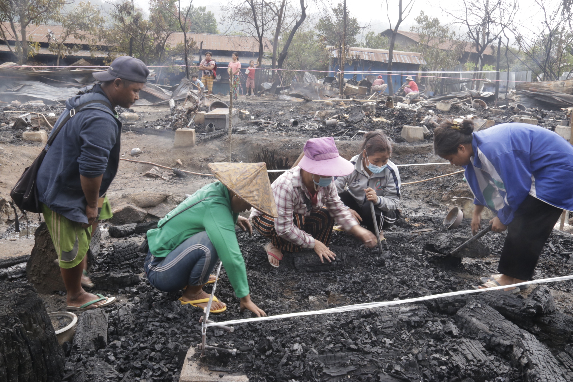 ကချင်ပြည်နယ်၊ လိုင်ဇာမြို့အနီး မီးလောင်ပျက်စီးခဲ့သည့် ဂျေယန်စစ်ဘေးဒုက္ခသည်စခန်းကို ၂၀၂၃ ခုနှစ်၊ မတ်လ ၂၀ ရက်နေ့က တွေ့ရစဉ်။ (Photo: RFA)