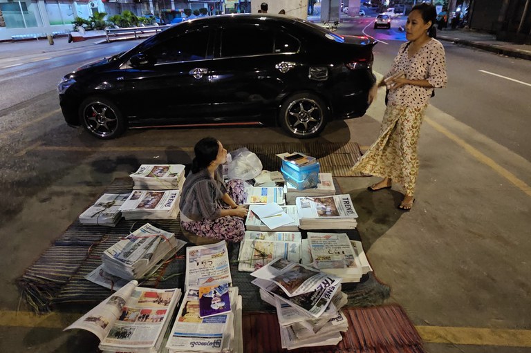 ရွှေဂုံတိုင်လမ်းဆုံ တံတားအောက်ရှိ သတင်းစာဖြန့်ချိရောင်းချနေကြသူများကို ၂၀၂၃ ခုနှစ် စက်တင်ဘာလ ၇ ရက်နေ့က တွေ့ရစဉ်။ (Photo: RFA)
