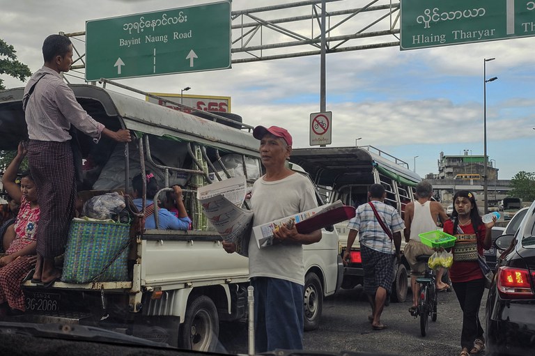 ဘုရင့်နောင်လမ်းဆုံမှာ သတင်းစာ လက်ပွေ့ရောင်းချနေသူတစ်ဦးကို ၂၀၂၃ ခုနှစ် စက်တင်ဘာလ ၇ ရက်နေ့က တွေ့ရစဉ်။ (Photo: RFA)