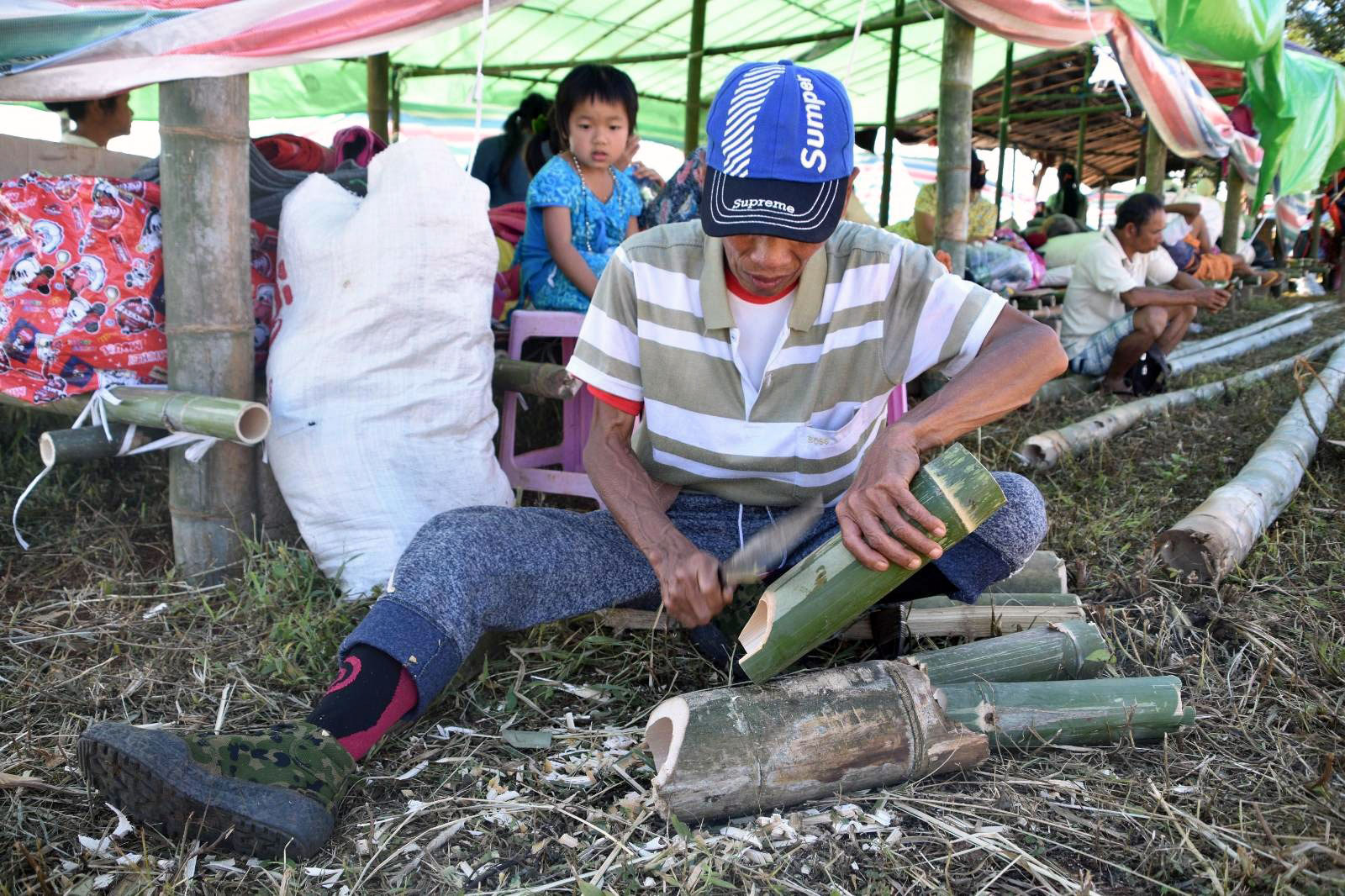 စစ်ပြေးဒုက္ခသည်တစ်ဦး ဝါးဖြင့် ယာယီအသုံးအဆောင် ပြုလုပ်စဉ်။ (Photo: RFA)