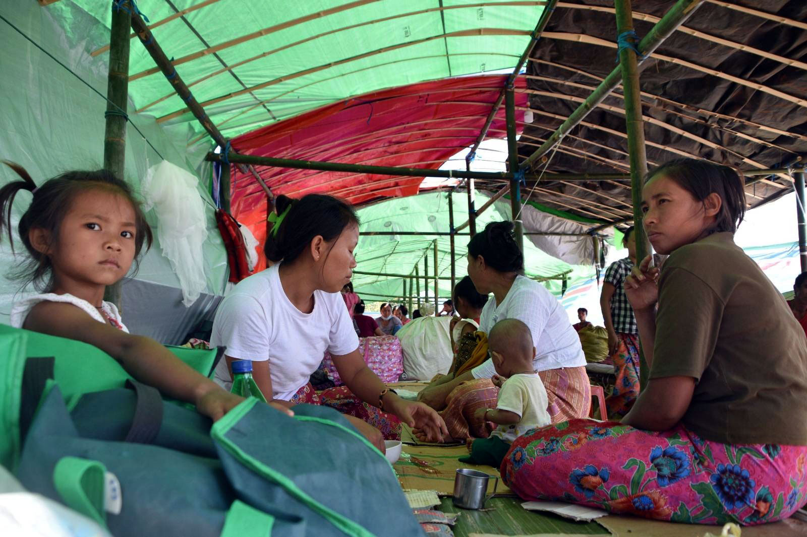 ကျောက်မဲမြို့သို့ ထွက်ပြေးရောက်ရှိလာသည့် စစ်ပြေးဒုက္ခသည်များကို ယာယီတဲတန်းလျားများတွင်၂၀၂၁ နိုဝင်ဘာလ ၉ ရက်နေ့က တွေ့ရစဉ်။ (Photo: RFA)