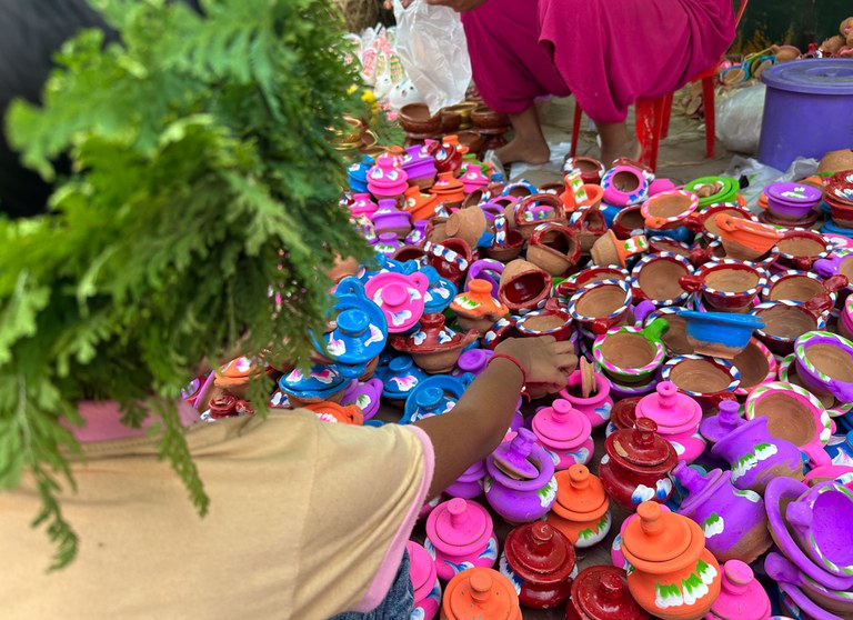၂၀၂၃ ခုနှစ် သြဂုတ်လ ၂၄ ရက်နေ့က မန္တလေးတောင်ခြေအနီး အောင်မြေသာစံမြို့နယ် အိုးဘိုရပ်ကွက်မှာ ကျင်းပတဲ့ အိုးပုတ်ပွဲတော်ကို တွေ့ရစဉ်။ (Photo : RFA)