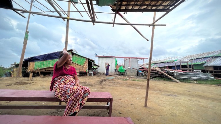 စစ်တွေမြို့ပေါ်က ဝိဘဇ္ဇဝါဒီ စစ်ဘေးဒုက္ခသည်စခန်းမှာ ခိုလှုံနေသူ တစ်ဦးကို ၂၀၂၃ ခုနှစ် ဇွန်လ ၉ ရက်နေ့က တွေ့ရစဉ်။ (Photo : RFA)