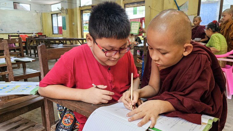 ရန်ကုန်တိုင်း၊ လှိုင်မြို့နယ်၊ အမှတ်(၁၂) ရပ်ကွက်ရှိ အောင်သိဒ္ဓိ မဟာမြိုင်ဘုန်းတော်ကြီးသင် ပညာရေးကျောင်းမှာ စာသင်ကြားနေတာကို တွေ့ရစဉ်။  Photo : RFA