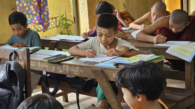 ရန်ကုန်တိုင်း၊ လှိုင်မြို့နယ်၊ အမှတ်(၁၂) ရပ်ကွက်ရှိ အောင်သိဒ္ဓိ မဟာမြိုင်ဘုန်းတော်ကြီးသင် ပညာရေးကျောင်းမှာ စာသင်ကြားနေတာကို တွေ့ရစဉ်။  Photo : RFA