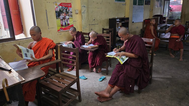 ရန်ကုန်တိုင်း၊ လှိုင်မြို့နယ်၊ အမှတ်(၁၂) ရပ်ကွက်ရှိ အောင်သိဒ္ဓိ မဟာမြိုင်ဘုန်းတော်ကြီးသင် ပညာရေးကျောင်းမှာ စာသင်ကြားနေတာကို တွေ့ရစဉ်။  Photo : RFA