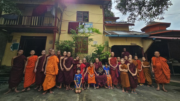 န်ကုန်တိုင်း၊ လှိုင်မြို့နယ်၊ အမှတ်(၁၂) ရပ်ကွက်ရှိ အောင်သိဒ္ဓိ မဟာမြိုင်ဘုန်းတော်ကြီးသင် ပညာရေးကျောင်းထိုင်ဆရာတော်နှင့်  စာသင်ကြားနေသည့်  ကိုရင်များ၊ ကျောင်းသားများအား တွေ့ရစဉ်။  Photo : RFA