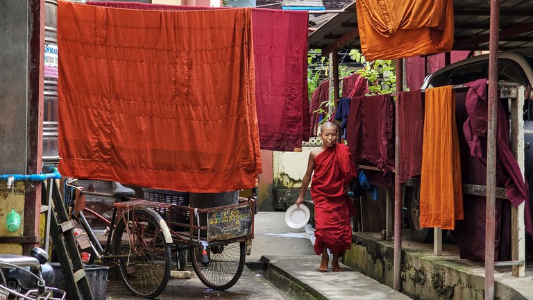 အောင်သိဒ္ဓိ မဟာမြိုင်ဘုန်းတော်ကြီးသင် ပညာရေးကျောင်းမှ  ကိုရင်တစ်ပါးအား တွေ့ရစဉ်။ Photo : RFA