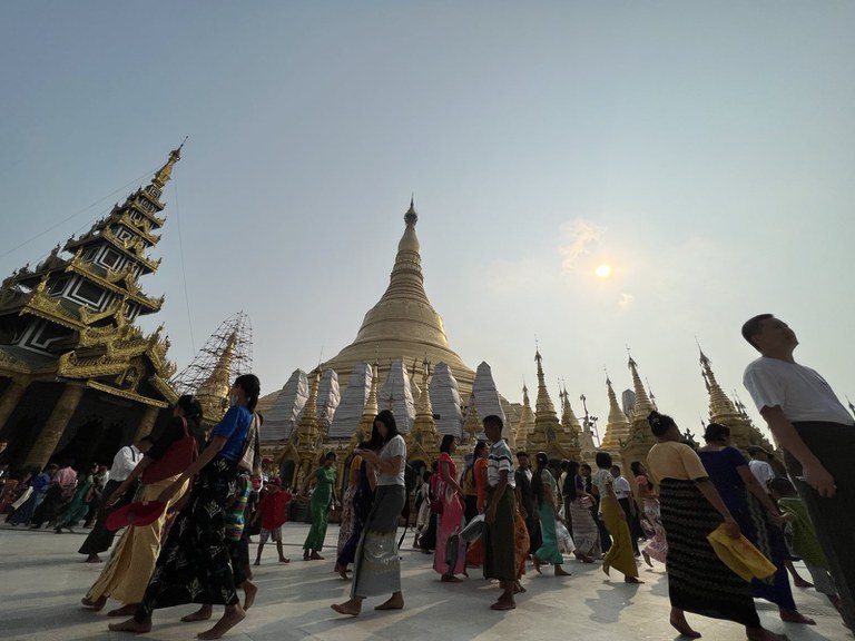 ရွှေတိဂုံစေတီရင်ပြင်တော်တွင် ဘုရားလာရောက်ဖူးမြော်ကြသူများကို ၂၀၂၃ ခုနှစ် ဧပြီလ ၁၇ ရက်နေ့  မြန်မာနှစ်ဆန်းတစ်ရက်နေ့က တွေ့ရစဉ်။ (Photo: RFA)