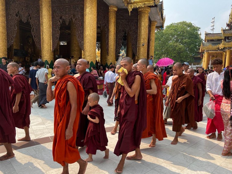 ဘုရားလာရောက်ဖူးမြော်ကြသူများကို ရွှေတိဂုံစေတီရင်ပြင်တော်တွင် ၂၀၂၃ ခုနှစ် ဧပြီလ ၁၇ ရက်နေ့  မြန်မာနှစ်ဆန်းတစ်ရက်နေ့က တွေ့ရစဉ်။ (Photo: RFA)