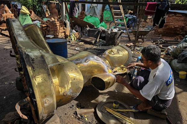 မန္တလေးက မြန်မာ့ရိုးရာ ကြေးသွန်းလုပ်ငန်း မန္တလေးက မြန်မာ့ရိုးရာ ကြေးသွန်းလုပ်ငန်း