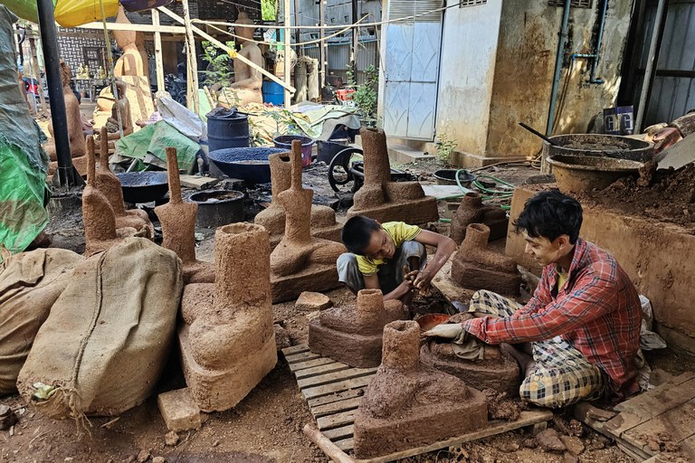 မန္တလေးတိုင်း ချမ်းမြသာစည်မြို့နယ် တမ္ပဝတီအရပ်တွင် ကြေးသွန်းပစ္စည်းများ ပြုလုပ်နေသည်ကို ၂၀၂၃ ခုနှစ် ဇူလိုင်လ ၇ ရက်နေ့က တွေ့ရစဉ်။ (Photo: RFA)