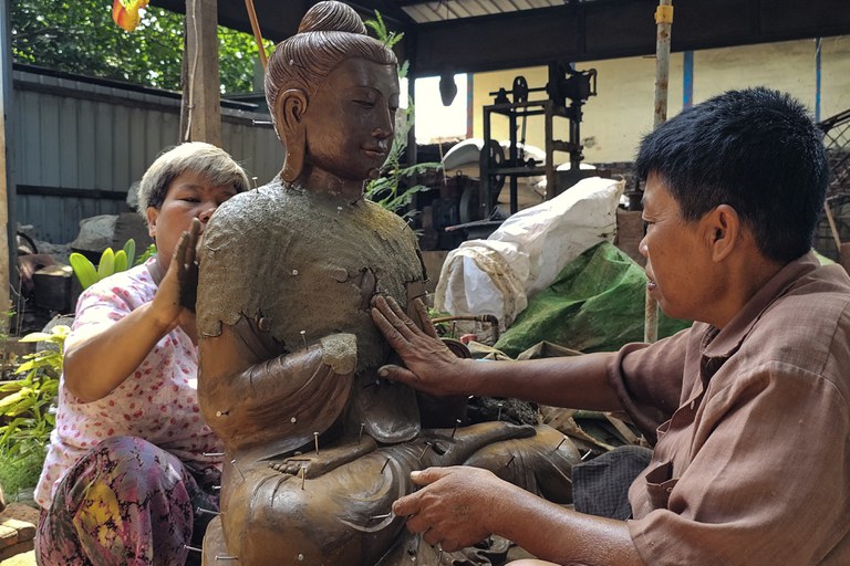 မန္တလေးတိုင်း ချမ်းမြသာစည်မြို့နယ် တမ္ပဝတီအရပ်တွင် ကြေးသွန်းပစ္စည်းများ ပြုလုပ်နေသည်ကို ၂၀၂၃ ခုနှစ် ဇူလိုင်လ ၇ ရက်နေ့က တွေ့ရစဉ်။ (Photo: RFA)