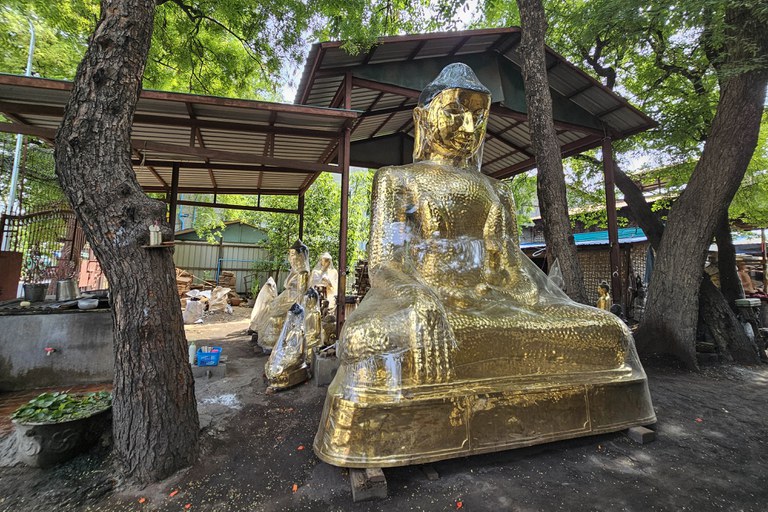 မန္တလေးတိုင်း ချမ်းမြသာစည်မြို့နယ် တမ္ပဝတီအရပ်တွင် ကြေးသွန်းပစ္စည်းများ ပြုလုပ်နေသည်ကို ၂၀၂၃ ခုနှစ် ဇူလိုင်လ ၇ ရက်နေ့က တွေ့ရစဉ်။ (Photo: RFA)