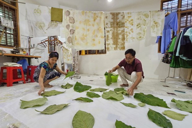 သဘာဝနဲ့ ဖန်တီးထားတဲ့ လက်မှုအထည်များ သဘာဝနဲ့ ဖန်တီးထားတဲ့ လက်မှုအထည်များ
