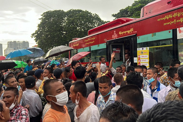 လွတ်ငြိမ်းသက်သာခွင့်နှင့် အင်းစိန်အကျဉ်းထောင်မှ လွတ်မြောက်လာသူများနှင့် စောင့်ဆိုင်းနေသည့် မိသားစုဝင်များကို တွေ့ရစဉ်။ (Photo: RFA)