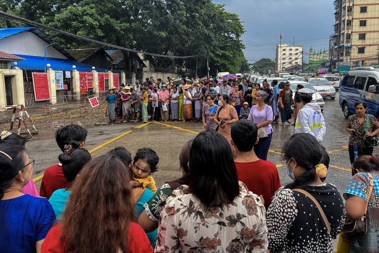 ပြန်လည်လွတ်မြောက်လာသူများကို အင်းစိန်အကျဉ်းထောင်ရှေ့တွင်စောင့်ဆိုင်းနေကြသူများ။ (Photo: RFA)