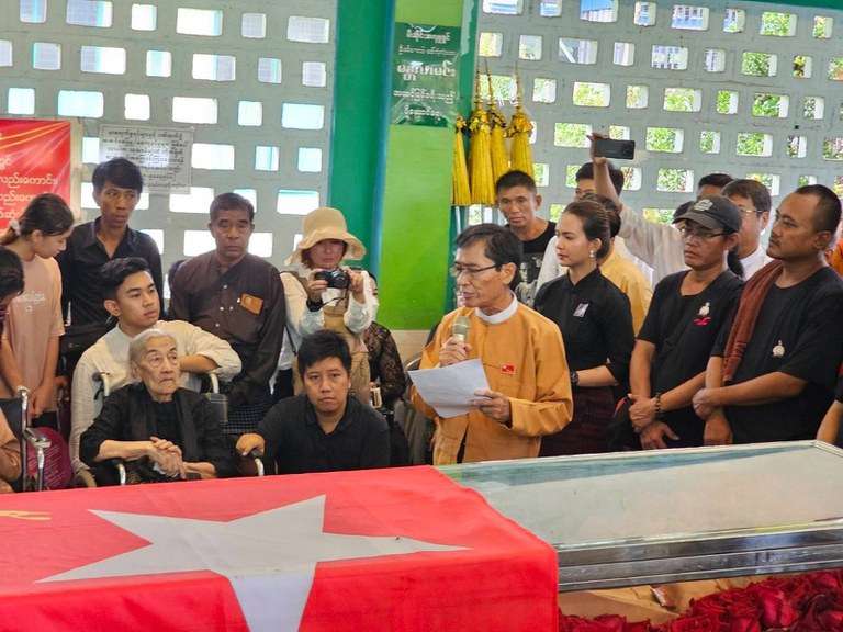 အမျိုးသားဒီမိုကရေစီအဖွဲ့ချုပ် (NLD) ပါတီနာယက သူရဦးတင်ဦး၏ ဈာပနကို ၂၀၂၄ ခုနှစ် ဇွန်လ ၅ ရက်နေ့က ရေဝေးသုသာန်တွင် ပြုလုပ်ခဲ့စဉ်။ (Photo: RFA)