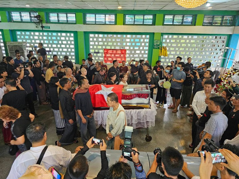 အမျိုးသားဒီမိုကရေစီအဖွဲ့ချုပ် (NLD) ပါတီနာယက သူရဦးတင်ဦး၏ ဈာပနကို ၂၀၂၄ ခုနှစ် ဇွန်လ ၅ ရက်နေ့က ရေဝေးသုသာန်တွင် ပြုလုပ်ခဲ့စဉ်။ (Photo: RFA)