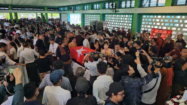 သူရဦးတင်ဦးရဲ့ နောက်ဆုံးခရီးကို  လူထောင်ချီ လိုက်ပါပို့ဆောင်