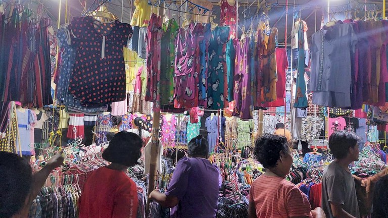 မန္တလေးတိုင်း ညောင်ဦးမြို့ ရွှေစည်းခုံဘုရားအနီးတွင် ရောင်းချနေသည့် ဆယ့်နှစ်ပွဲစျေးသည်များနှင့် ပွဲဈေးလာသူများကို  ၂၀၂၃ ခုနှစ် ဇွန်လ ၁ ရက်နေ့ညက တွေ့ရစဉ်။ (Photo: RFA)
