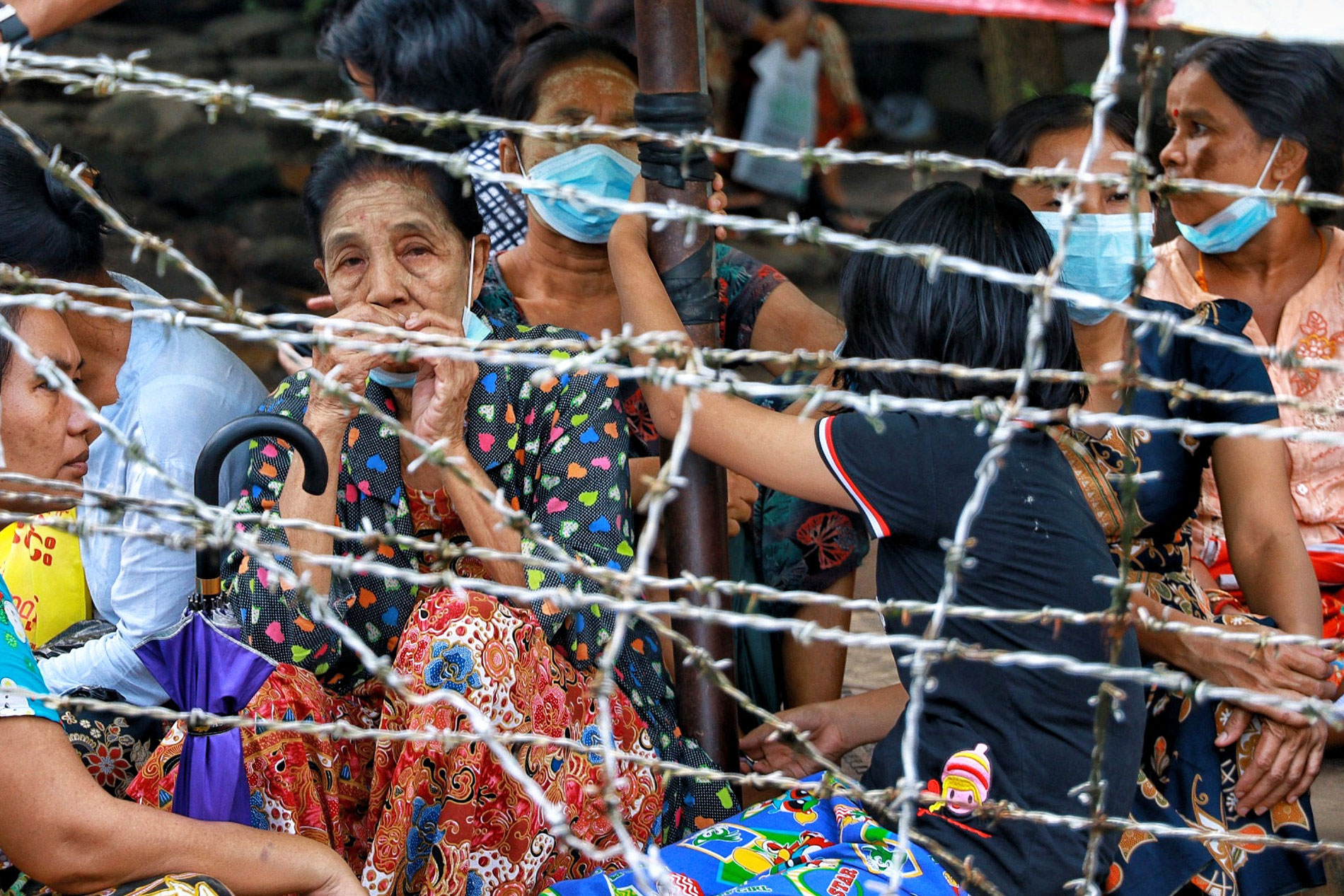 အင်းစိန်အကျဉ်းထောင်ရှေ့တွင် စောင့်ဆိုင်းနေသည့် မိသားစုဝင်များ။ (Photo: MPA)