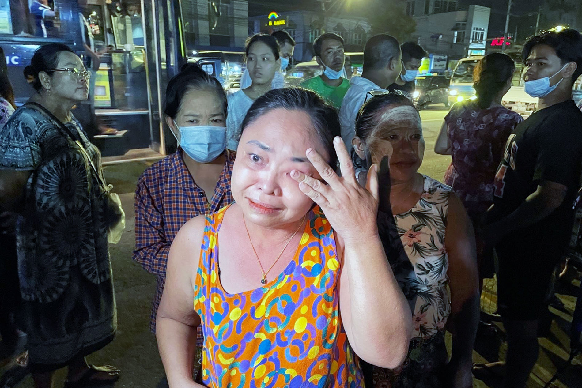ဖမ်းဆီးခံထားရသည့်သားဖြစ်သူ ပြန်လည်လွတ်မြောက်လာနိုးဖြင့် အင်းစိန်အကျဉ်းထောင်ရှေ့တွင် စောင့်မျှော်နေသည့် မိခင်တစ်ဦး။ (Photo: RFA)