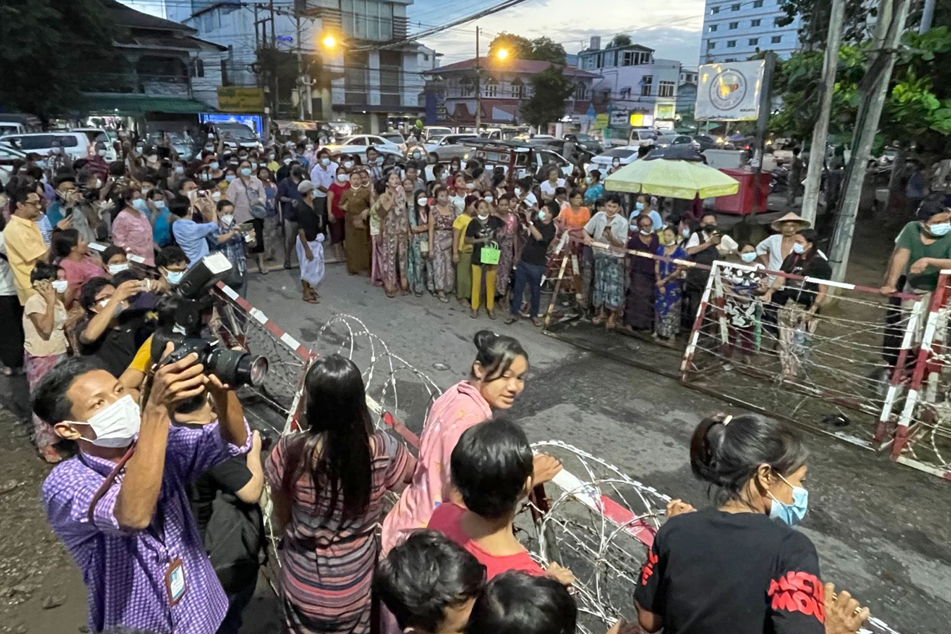 အင်းစိန်အကျဉ်းထောင်ရှေ့တွင် စောင့်ဆိုင်းနေသည့် မိသားစုဝင်များ။ (Photo: RFA)