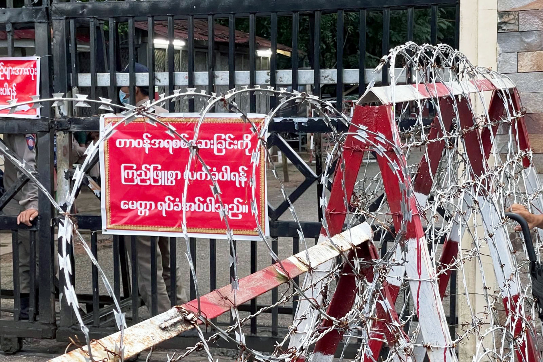 အင်းစိန်အကျဉ်းထောင်ဂိတ်တံခါးဝတွင် အကျဉ်းဦးစီးဌာနဝန်ထမ်းများ စောင့်ကြပ်နေစဉ်။ (Photo: RFA)