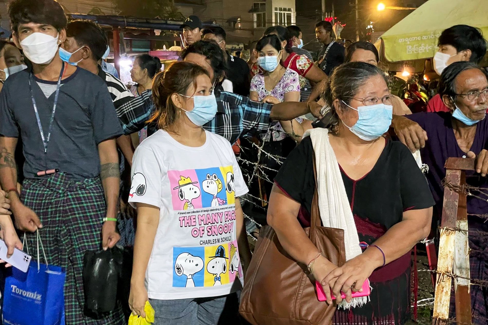 အင်းစိန်အကျဉ်းထောင်ရှေ့တွင် စောင့်ဆိုင်းနေသူများ။ (Photo: RFA)