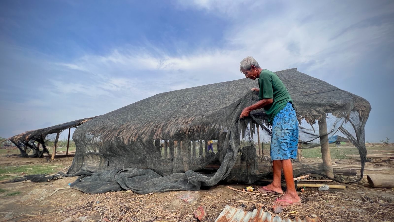 ရခိုင်ပြည်နယ်၊ စစ်တွေမြို့နယ်၊ လမ်းဘေးချောင်း ပိုက်ဆိပ် တံငါရွာတွင် နေထိုင်ပြီး ရေလုပ်ငန်းလုပ်ကိုင်သူတစ်ဦးအား ၂၀၂၃ ခုနှစ်၊ ဇွန်လ ၆ ရက်နေ့က တွေ့ရစဉ်။ (Photo: RFA)