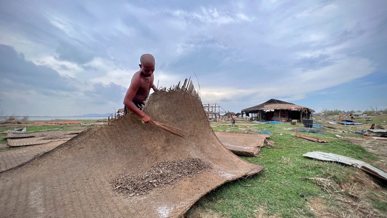 ရခိုင်ပြည်နယ်၊ စစ်တွေမြို့နယ်၊ လမ်းဘေးချောင်း ပိုက်ဆိပ် တံငါရွာတွင် နေထိုင်သူတစ်ဦးအား ၂၀၂၃ ခုနှစ်၊ ဇွန်လ ၆ ရက်နေ့က တွေ့ရစဉ်။ (Photo: RFA)
